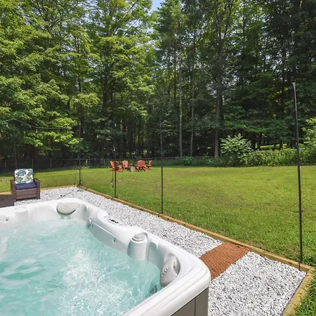 Family-Friendly Saugerties Home With Hot Tub And Games